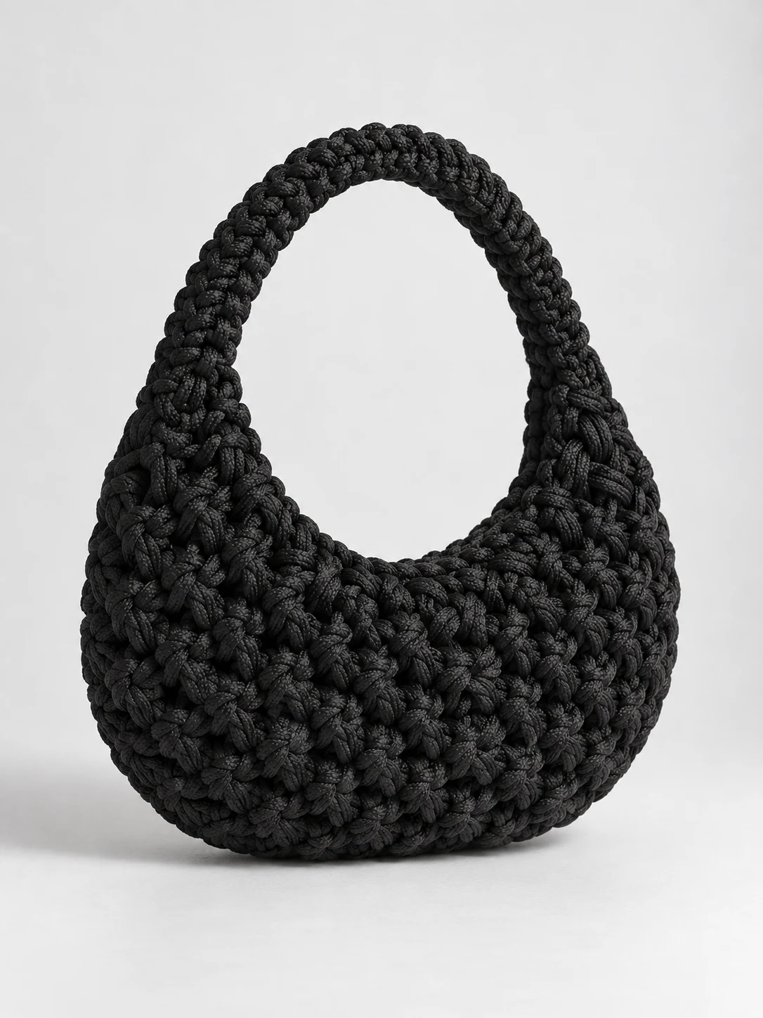 Une étude de macramé noir au volume sculptural, dessinée autour d’une silhouette en arc. Image d’exemple · Produit indisponible