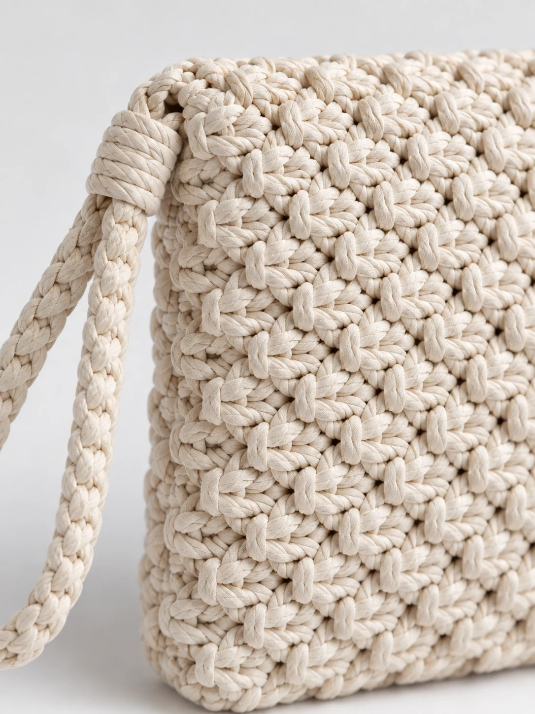 Une pochette ivoire aux lignes sobres, qui laisse toute sa place à la texture. Image d’exemple · Produit indisponible